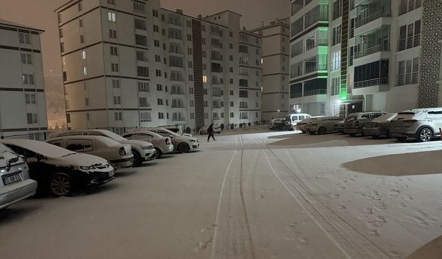 Yozgat'ta kar yağışı etkili oluyor