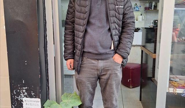 Zonguldak'ta esnaf iş yerindeki duvarın arasından çıkan fidanı büyütüyor