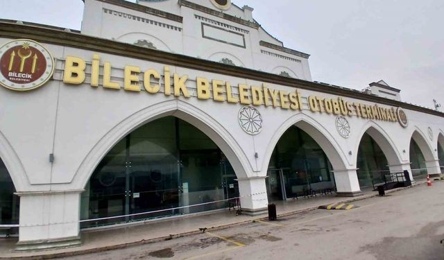 Bilecik Şehirlerarası Otobüs Terminali'nde tavan akıyor, yolcular soğuktan donyor