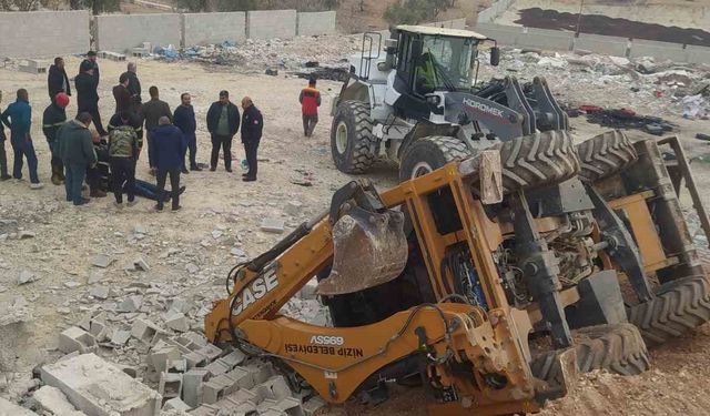 Çalışma sırasında yol çöktü, devrilen kepçenin operatörü yaralandı