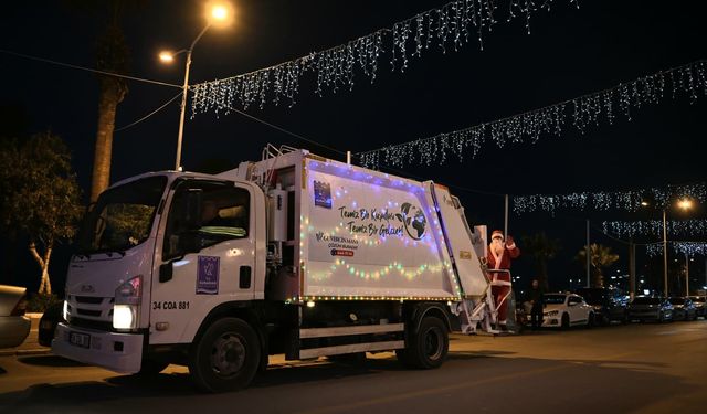 Çöp kamyonlarını ışıklarla süsleyen Kuşadası Belediyesi, yeni yılda çevre temizliğine dikkat çekti