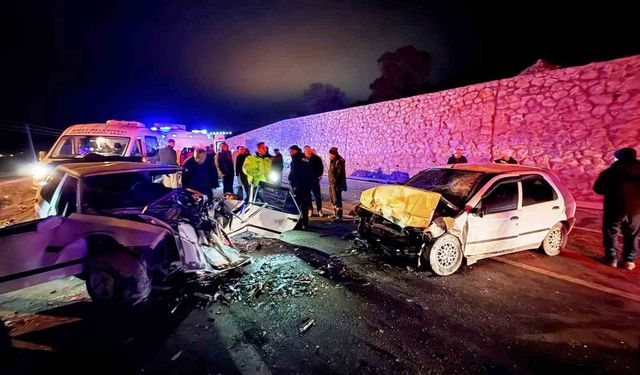 Emet'te iki araç kafa kafaya çarpıştı: 4 yaralı