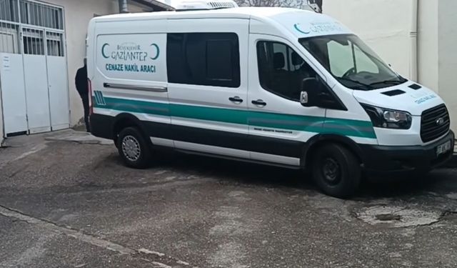 Gaziantep'te bariyerlere çarparak alev alan araçtaki sürücü hayatını kaybetti