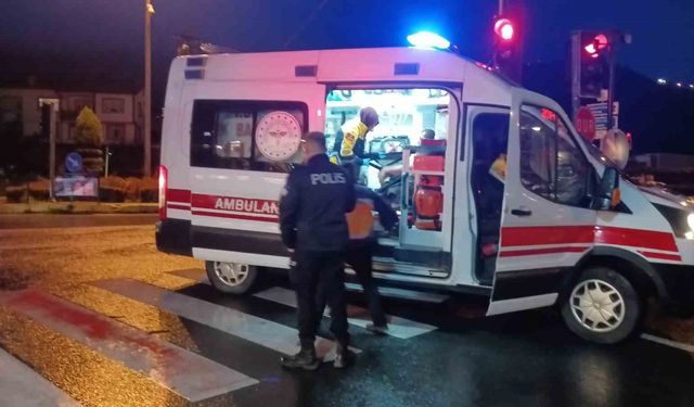 Kocaeli'de otomobil hafif ticari araca çarptı: 3 yaralı