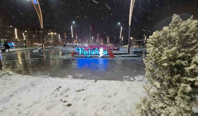 Kütahya'da kar yağışı kenti beyaza bürüdü