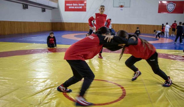 Şampiyon güreşçi Nesrin Baş, Tokat'ta kız çocuklarına örnek oldu