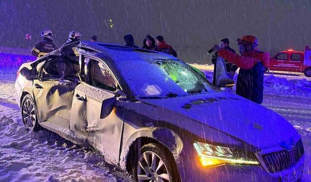 Siirt'te yol çalışması yapan araç ile otomobil çarpıştı: 1 ölü, 4 yaralı