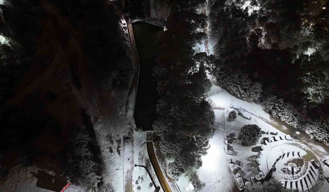 Uşak'ta mevsimin ilk karı yağdı: Beyaza bürünen kent böyle görüntülendi