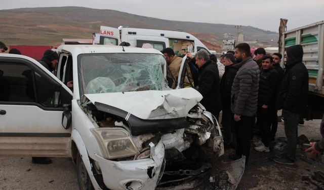 Cizre’de Trafik Kazası: Hafif Ticari Araç Tır Dorsesine Çarptı, 1 Yaralı