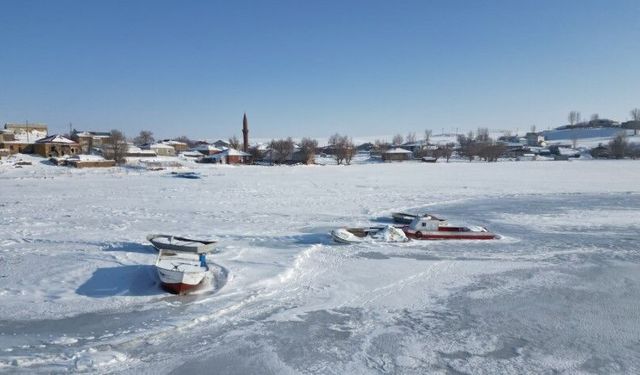 “Bitlis’te Dondurucu Soğuklar Gölleri Buzla Kapladı”