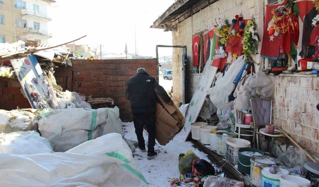 79 yaşındaki adamın bayrak hassasiyeti: Atık toplarken bulduğu bayrakları evinin duvarına asıyor