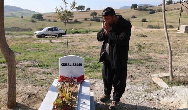 Acılı baba karne gününde maganda kurşunuyla ölen oğlunun kabrinde ağladı