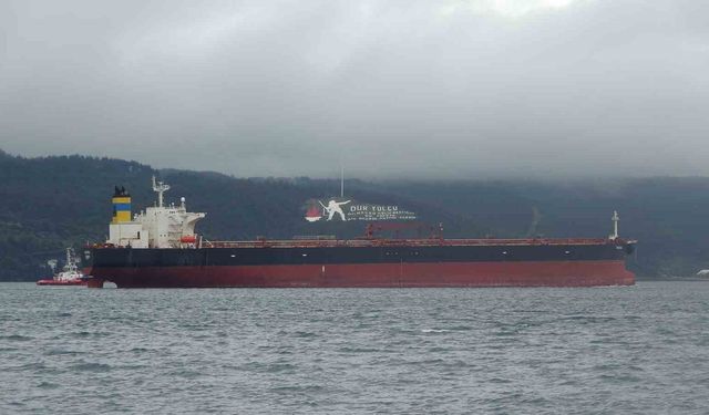 Akdeniz'de İHA ile vurulan, Bozcaada'da fırtına nedeniyle karaya oturan tanker bakım için Yalova'ya götürülüyor
