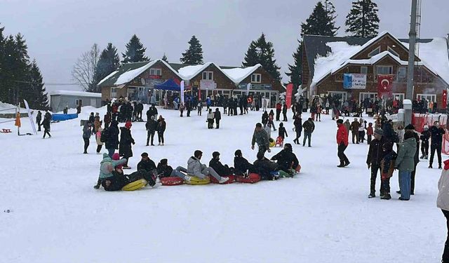 Artvin'de kar şenliği renkli görüntülere sahne oldu