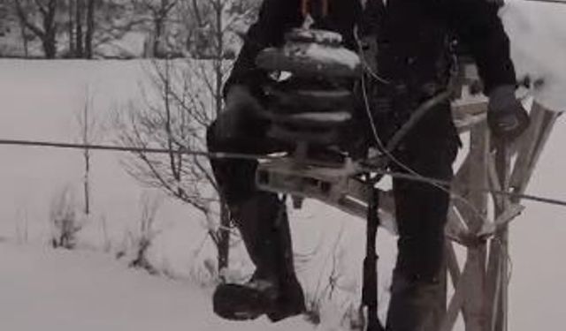 Artvin'de yoğun kar yağışına rağmen elektrik dağıtım şirketi çalışanları kesintisiz enerji için sahada