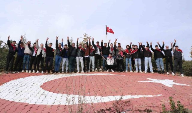 Asker adayları ilk nöbetlerini köylerindeki bu tepede tutuyor