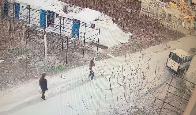 Ayakkabı hırsızları kameraya yakalandı