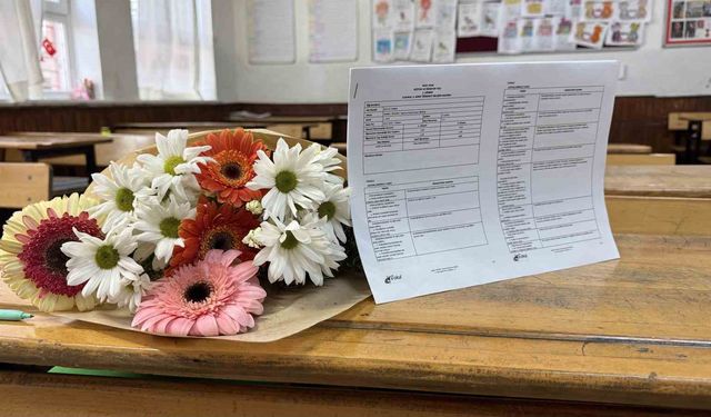 Babaları tarafından öldürülen kardeşlerin karneleri çiçeklerle sıralarına bırakıldı