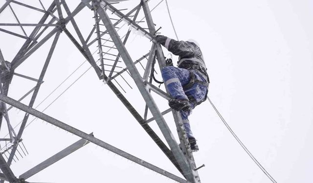 Bakan Bayraktar: 'Vatandaşlarımıza kesintisiz enerji akışı sağlamak için ekiplerimiz 7 gün 24 saat sahada'