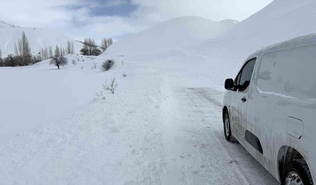 Bingöl'de ilçe yoluna çığ düştü: Ekipler sevk edildi