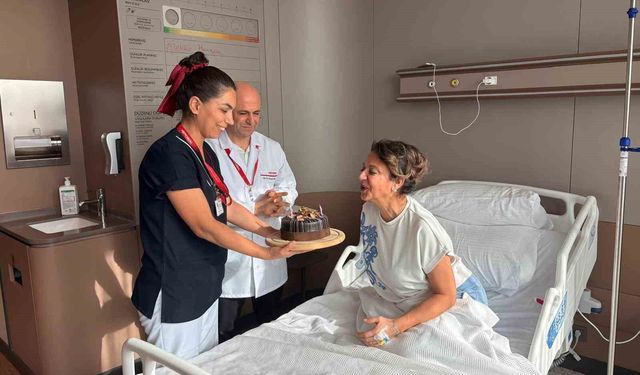 Bir yıl yutma mücadelesi veren doktor, doğum günü pastasını yutabilmenin mutluluğunu yaşadı