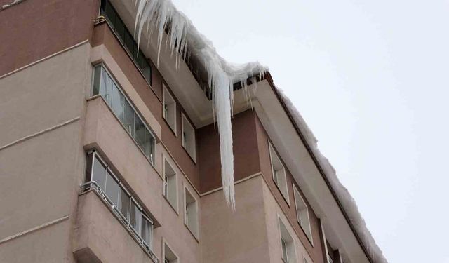 Bitlis'te çatılardaki buzların boyu 5 metreye ulaştı