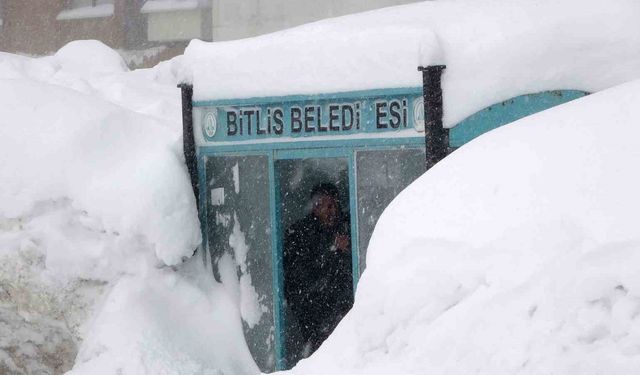 Bitlis'te kar, tipi ve fırtına: 211 köy yolu ulaşıma kapandı