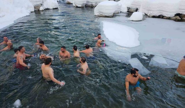 Buz tutan suda yüzerek eğlendiler