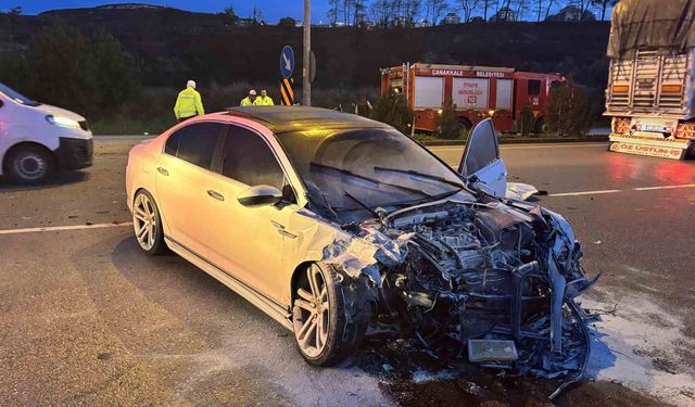 Çanakkale'de iki otomobil çarpıştı: 5 kişi yaralandı
