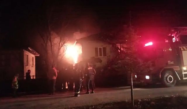 Çatıdan yükselen alevler hızla yayılarak iki katlı evi küle çevirdi