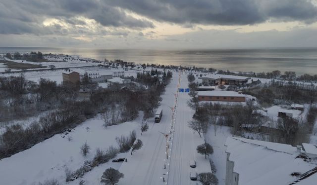 'Cevizler diyarı' Adilcevaz'da kartpostallık kış manzarası