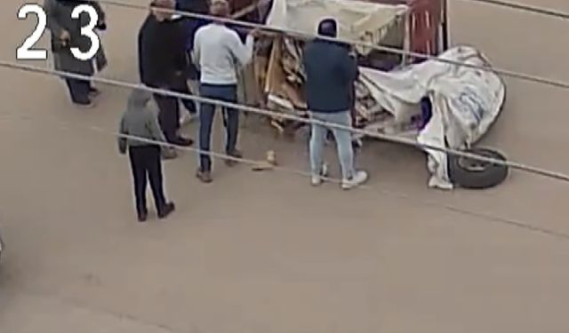 Çocuğun kullandığı elektrikli motosiklet yola devrildi, o anlar kamerada