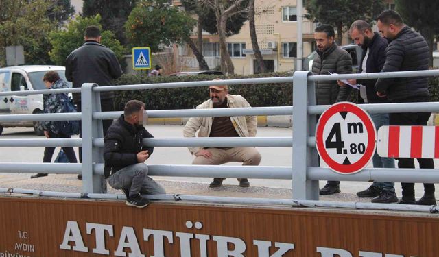 Çocuğunu görmek için alt geçidin üstüne çıkan şahıs ikna edildi