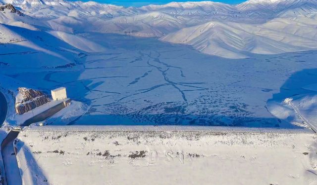 Dilimli Barajı buzla kaplandı