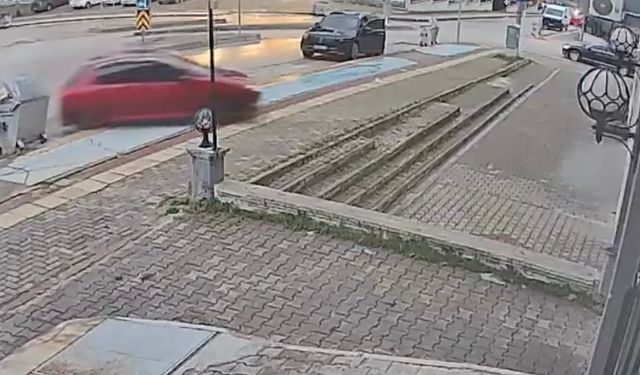 Direksiyon dersinde fren yerine gaza bastı: Otomobil dükkânın önüne uçtu