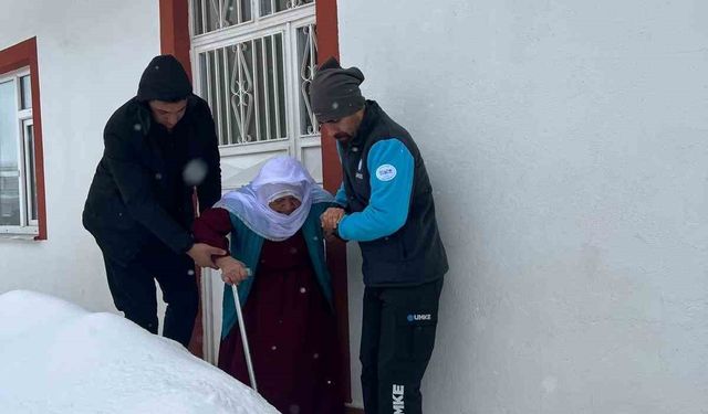 Diyaliz hastası kadın paletli araçla alınıp sağlık kuruluşuna ulaştırıldı