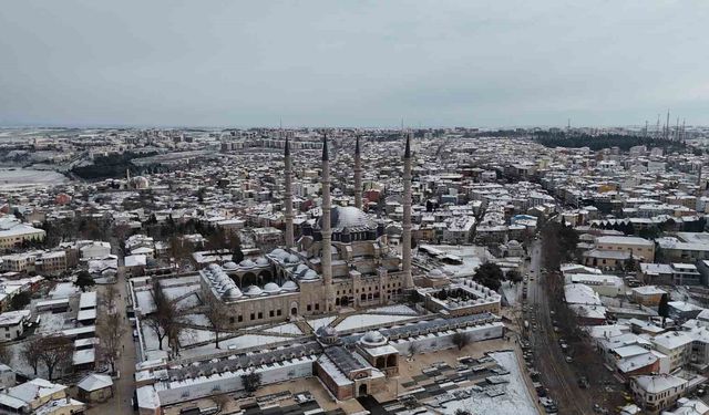 Edirne'de kar yağışı kartpostallık görüntüler oluşturdu