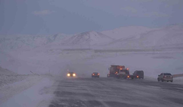 Erzurum-Artvin karayolunda tipi etkili oldu, 6 araç kaza yaptı
