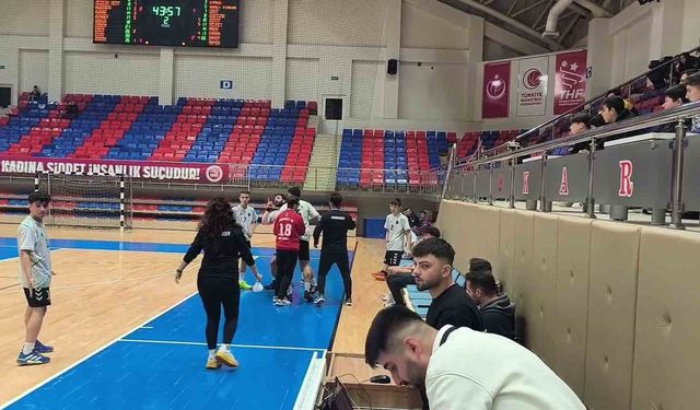 Hakeme saldırmaya çalıştı sahadan güvenlikle çıkartıldı