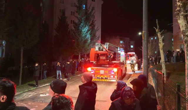İnegöl'de ev yangını: 1'i çocuk 3 kişi dumandan etkilendi