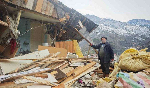 İneklerine ot vermek için geldiği ahırda heyelandan son anda kurtuldu