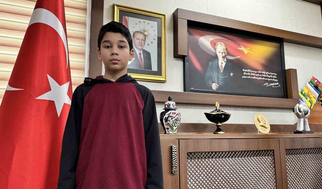 Kar altında İstiklal Marşı'na eşlik eden Türkmen öğrenci ödüllendirildi