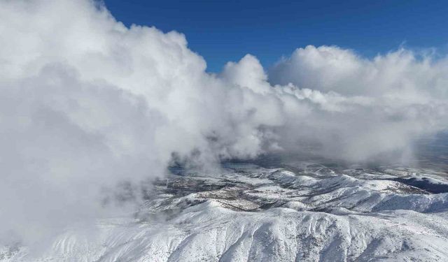 Kar hasretini bin 744 rakımlı dağda giderdiler: Zirvede kış manzarası görsel şölen sundu