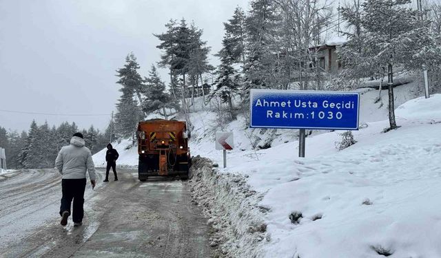 Karabük'te kar yağışıyla birlikte karayolları çalışmalarını sürdürüyor