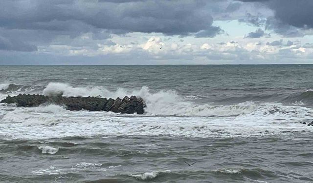 Karadeniz'de fırtına etkili oluyor