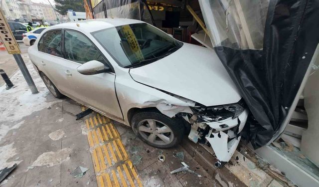 Karaman'da 3 kişinin yaralandığı kazada otomobil iş yerine daldı