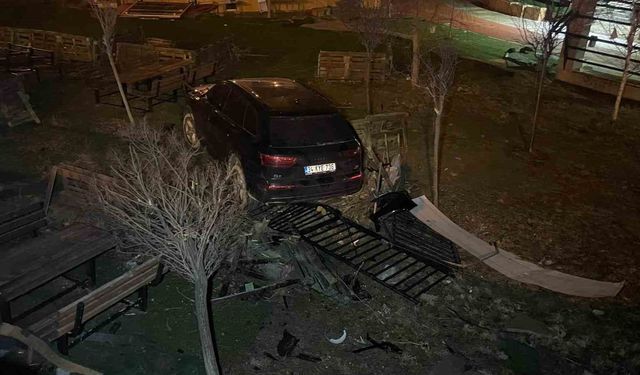 Karaman'da kontrolden çıkan cip kafenin bahçesine uçtu