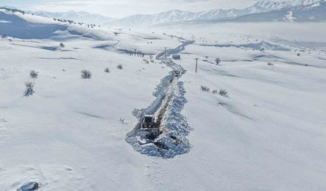 Karla kaplı mezrada mahsur kalan köylünün imdadına ekipler yetişti