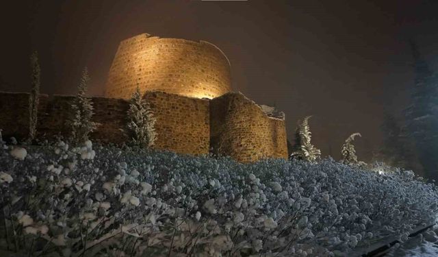 Karlar altındaki Aydos Kalesi mest etti