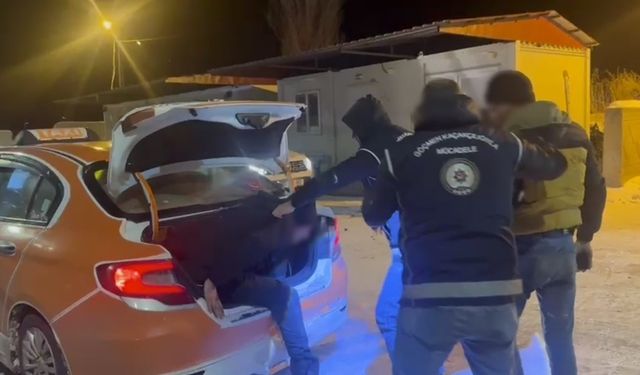 Kars'ta taksi bagajından düzensiz göçmen çıktı